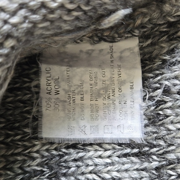 Vintage Embroidered Winter Sweater - Picture 10 of 10